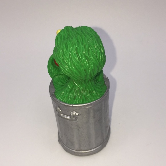 Sesame Street Oscar The Grouch with Apple in Trash Garbage Can  Figure Applause - Picture 3 of 8
